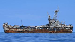 菲律宾坐滩军舰人员破坏中国渔民所放渔网