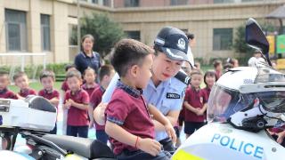 一堂别开生面的交通安全课！阳谷交警走进幼儿园与孩子们面对面