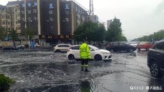 暴雨袭城！高唐交警雨中坚守路面一线保畅安