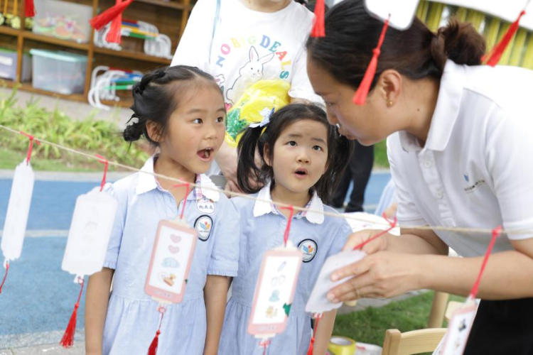 以书香为伴·赴“六一”之约——渝北区数据谷小学校举行“六一”庆祝活动