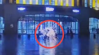 辽宁锦州北站广场有人打伞被雷击中 当地通报