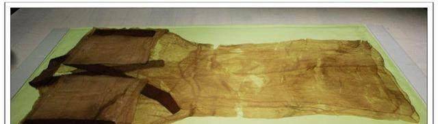 两千年古墓出土一件衣服，可以折叠进火材盒