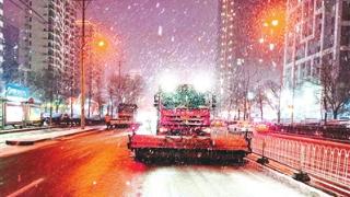 沈阳环卫以雪为令连夜除雪