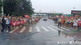 烟台救援队转战涞水县，涿州群众眼含热泪夹道送别