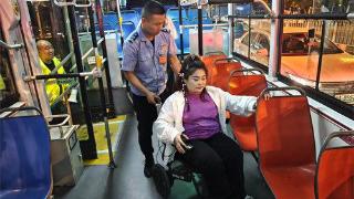 “轮椅”女孩乘公交 驾驶员暖心帮扶