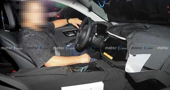 新一代奔驰e级最新谍照曝光，配备了全液晶仪表