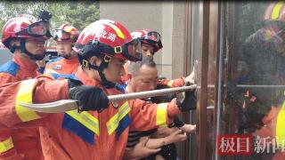 湖北咸宁一男孩手卡玻璃门缝，消防人员及时救援