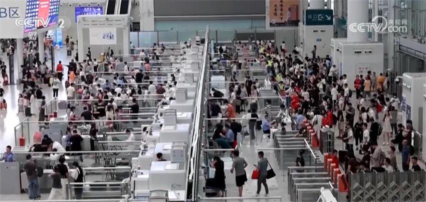 广东深圳火车站客流达到双向最高峰 以旅游探亲为主