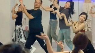“山西一父亲替女儿上舞蹈课”视频上热搜 本人回应：误传，是给自己报的舞蹈班