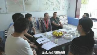 开阳县委统战部为老党员颁发“光荣在党50年”纪念章