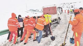 茶卡公路段积极应对降雪天气