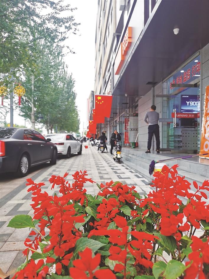 一抹抹鲜艳的“中国红”成为吕梁街头最美的色彩