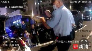 小夫妻木炭馆门口出现长蛇，民警带上捕蛇工具飞速赶往现场