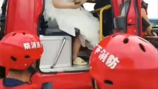 结婚遇到洪水，桂林一新娘坐消防车乘简易小船赶赴婚礼现场