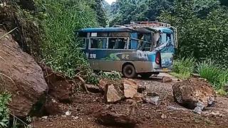 云南保山一客车被巨大落石砸中，当地：两名乘客受伤被送医