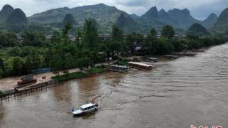 强降雨导致桂林漓江游览排筏一度全线封航