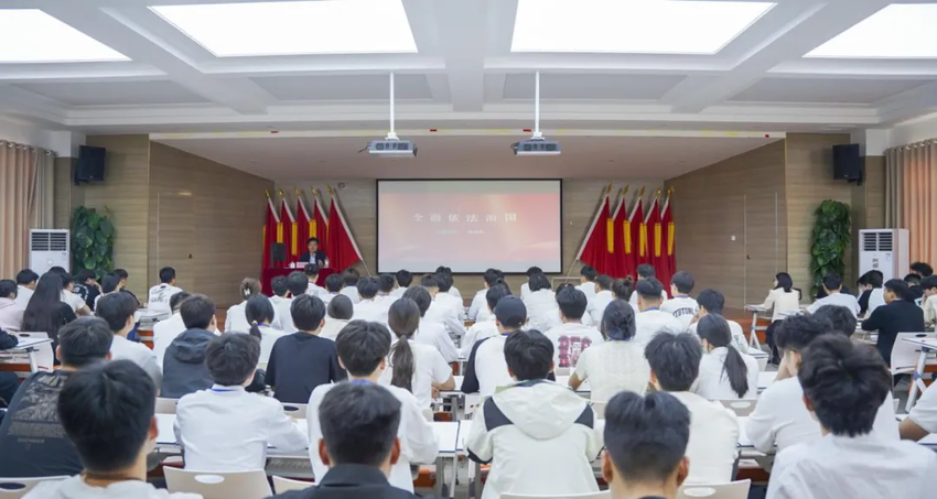 郑州轨道工程职业学院党委书记张旭虹为学生讲授专题思政课