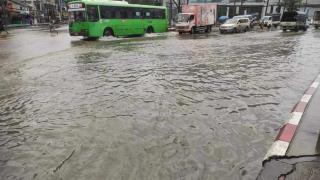 缅甸仰光持续降雨，内涝严重，到处被淹，交通异常拥堵