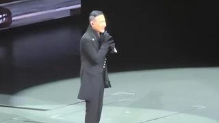 张学友演唱会现疲态！62岁仍卖力演唱，后台打晃引粉丝担忧