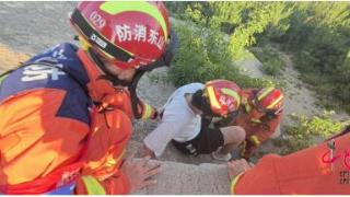 山东烟台：大学生登山不走寻常路摔伤被困 消防员紧急营救