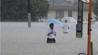 “卡努”过境！日本建议6万多户撤离，韩国显得格外紧张……
