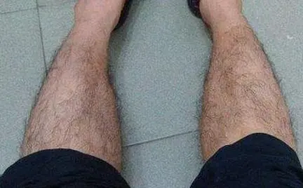 为啥有的男人腿毛稀少，有的却很旺盛？多半和这些原因脱不开关系