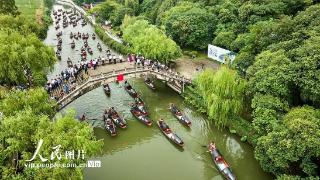 浙江绍兴：乌篷船竞渡迎国庆