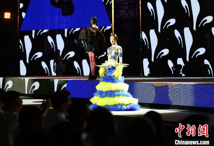 重庆一高校上演跨界视觉秀 吸引民众夜游享艺术盛宴