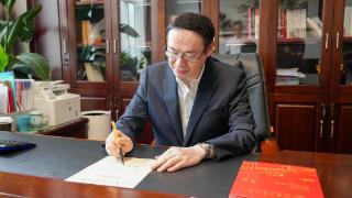 河南工业大学校长吴智深向2024级新生代表签发录取通知书