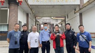 “亡命”两年终回家 成都民警帮助获新生