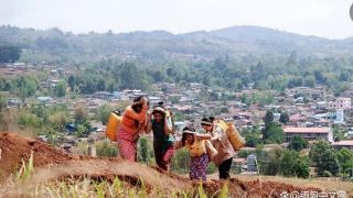 缅北南帕嘎一个难民营正在重建房屋，爱心人士提供帮助