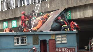 上海一货运船撞击桥梁，一名男子腰部被挤压