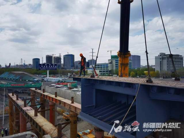 乌鲁木齐东进场高架道路横跨河滩路主线立交桥钢箱梁正式开始吊装