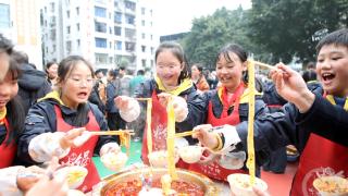 校园火锅宴 “热辣滚烫”迎新年