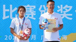 南宁冲浪队邓雪莹获女子短板项目冠军 拿下本届学青会广西首金
