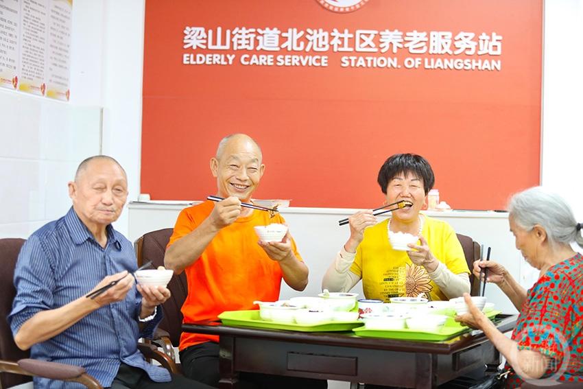 “社区老年食堂”让老年人吃上“暖心餐”