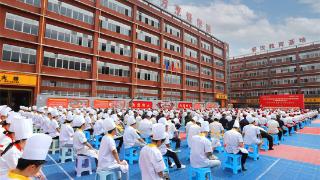 锚定就业！重庆新东方职业学校举行2023年夏季校企定向班签约仪式
