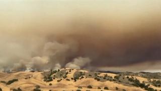 美国加州林火肆虐 灭火工作持续