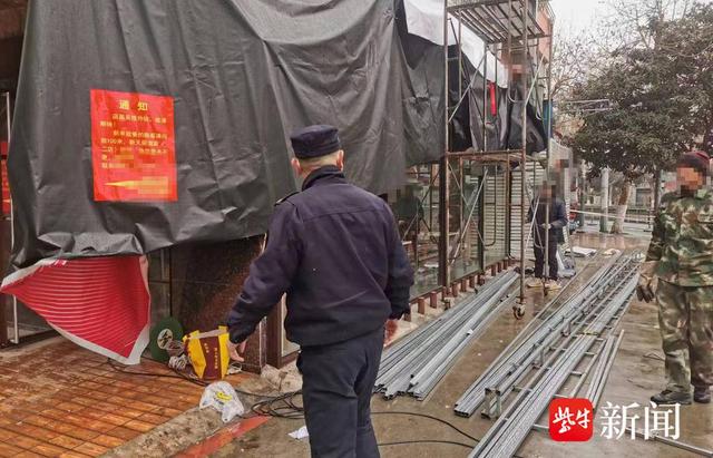南京鼓楼区一沿街店家装修出新，执法人员现场责令停工