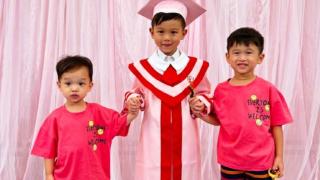 胡杏儿参加完大儿子幼稚园毕业礼后 带3个儿子去玩正式度过暑假