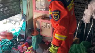 熊孩子被卡在娃娃机里，消防员上下合力救出