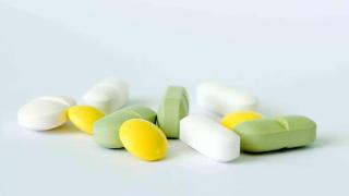 抗生素是治疗麻风病的主要药物，类型不同，具体治疗方案也不同