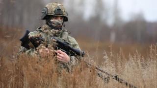 俄狙击手在阿尔乔莫夫斯克地段封锁乌军步兵移动路线