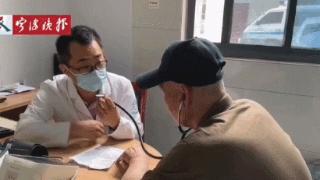 81岁老伯听力下降，医生急中生智把听诊器反过来戴！