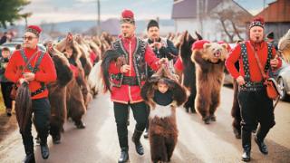 罗马尼亚：“熊舞”迎新年（环球掠影）