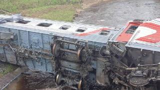 强降雨致铁道路基被冲坏，俄罗斯列车脱轨2人遇难数十人受伤