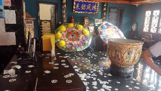 上海一饭店被摆花圈、撒纸钱、放经理遗像，只因经理发了一条朋友圈