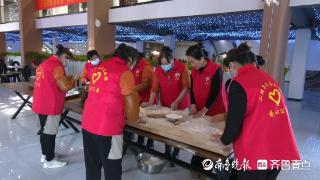 枣庄高新区：爱心饺子宴 情暖环卫工