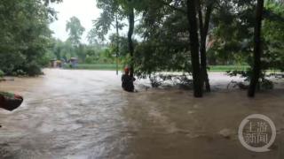 暴雨突袭梁平！男子过桥被河水冲走 消防划皮划艇救下他