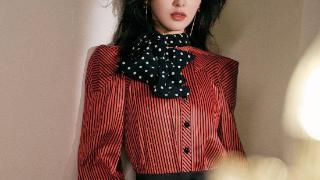 红黑条纹长袖配黑色短裙套装，展现了时尚与经典的完美融合